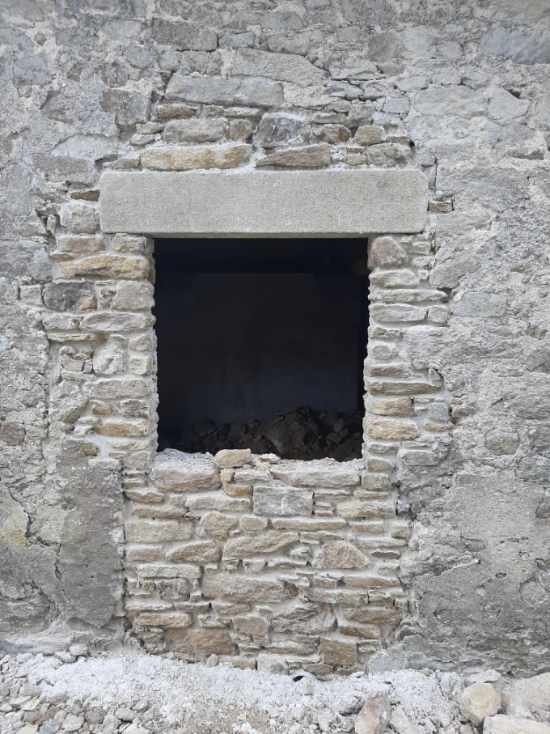 Ouverture mur en pierre pour fenêtre