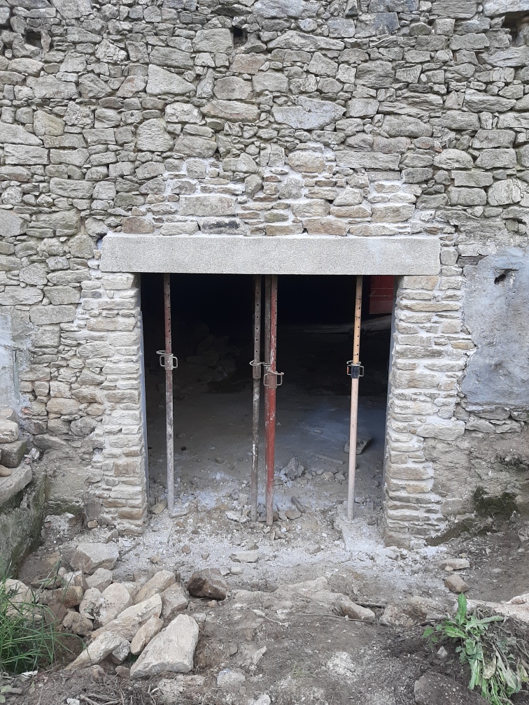 Ouverture en pierre sur un château