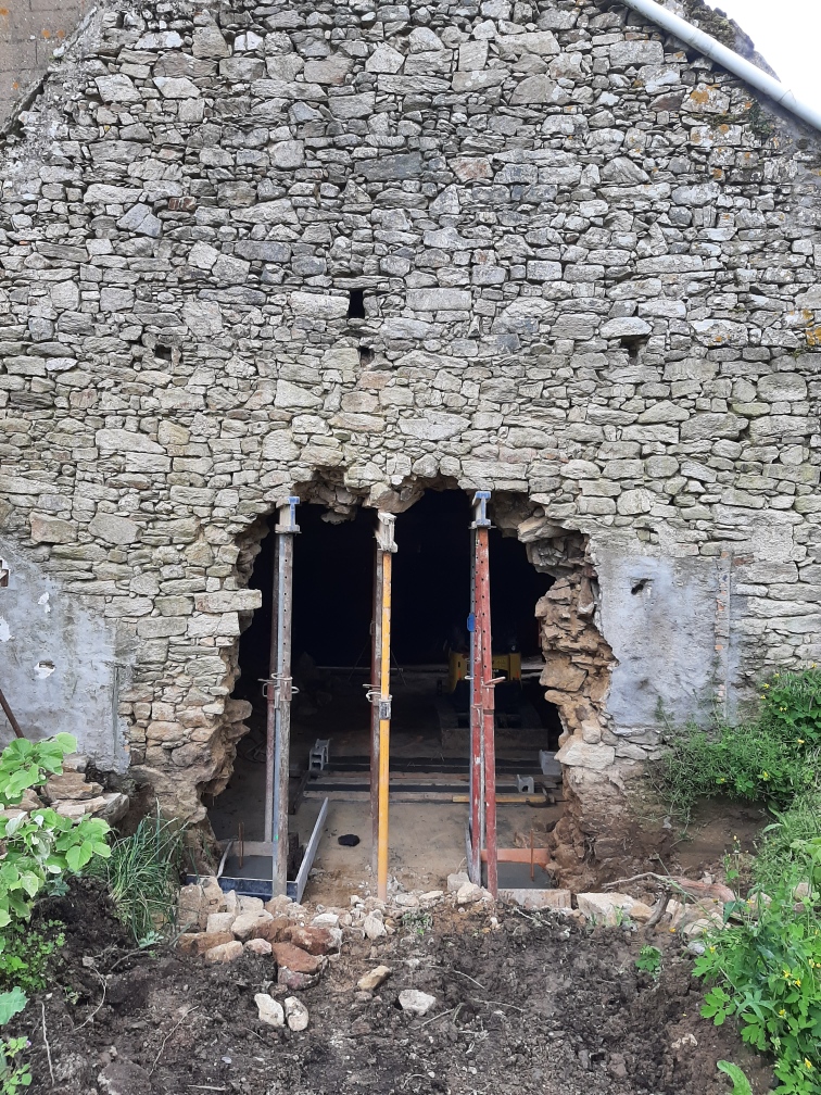 Préparation ouverture en pierre sur un château